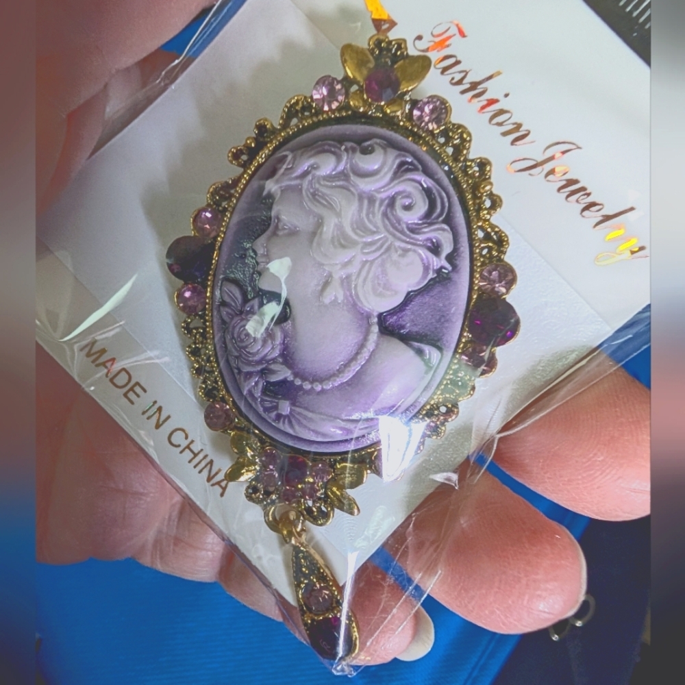 A534     🔥 5 For $35 🔥   Three New Celluloid Cameo Brooches - Picture 3 of 4